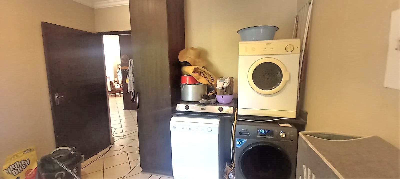 RENOVATED DOUBLE STOREY HOME WITH 2 FLATLETS  photo 5