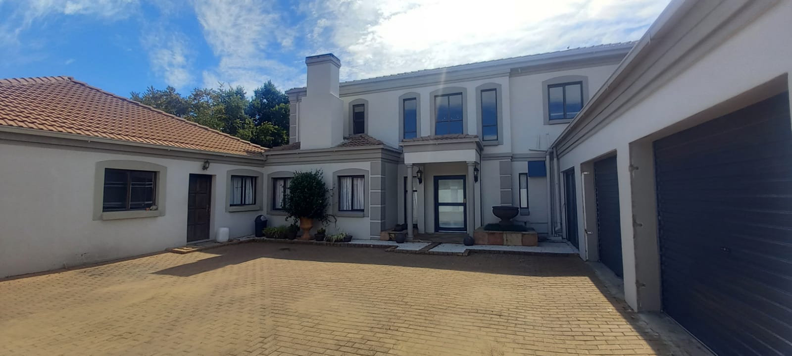 MULTIPLE HOUSES AND OFFICES WITH RENTAL INCOME OF R 18 250.00 photo 2