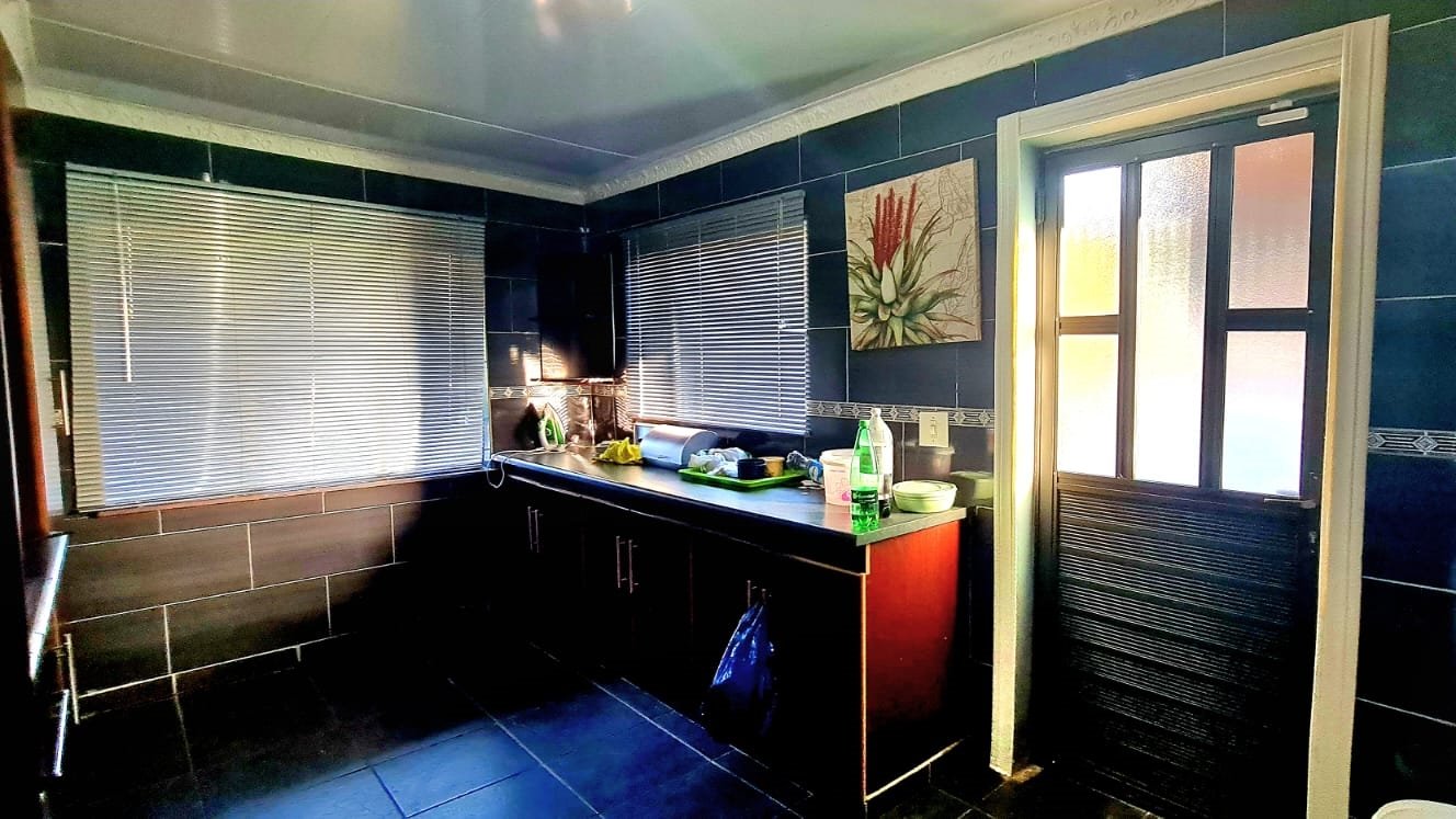 Home and Large building to set up a self-contained secondary dwelling or even a studio to work from home