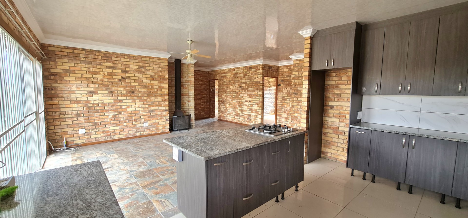 Maintenance free face brick home with an unrestricted view photo 4