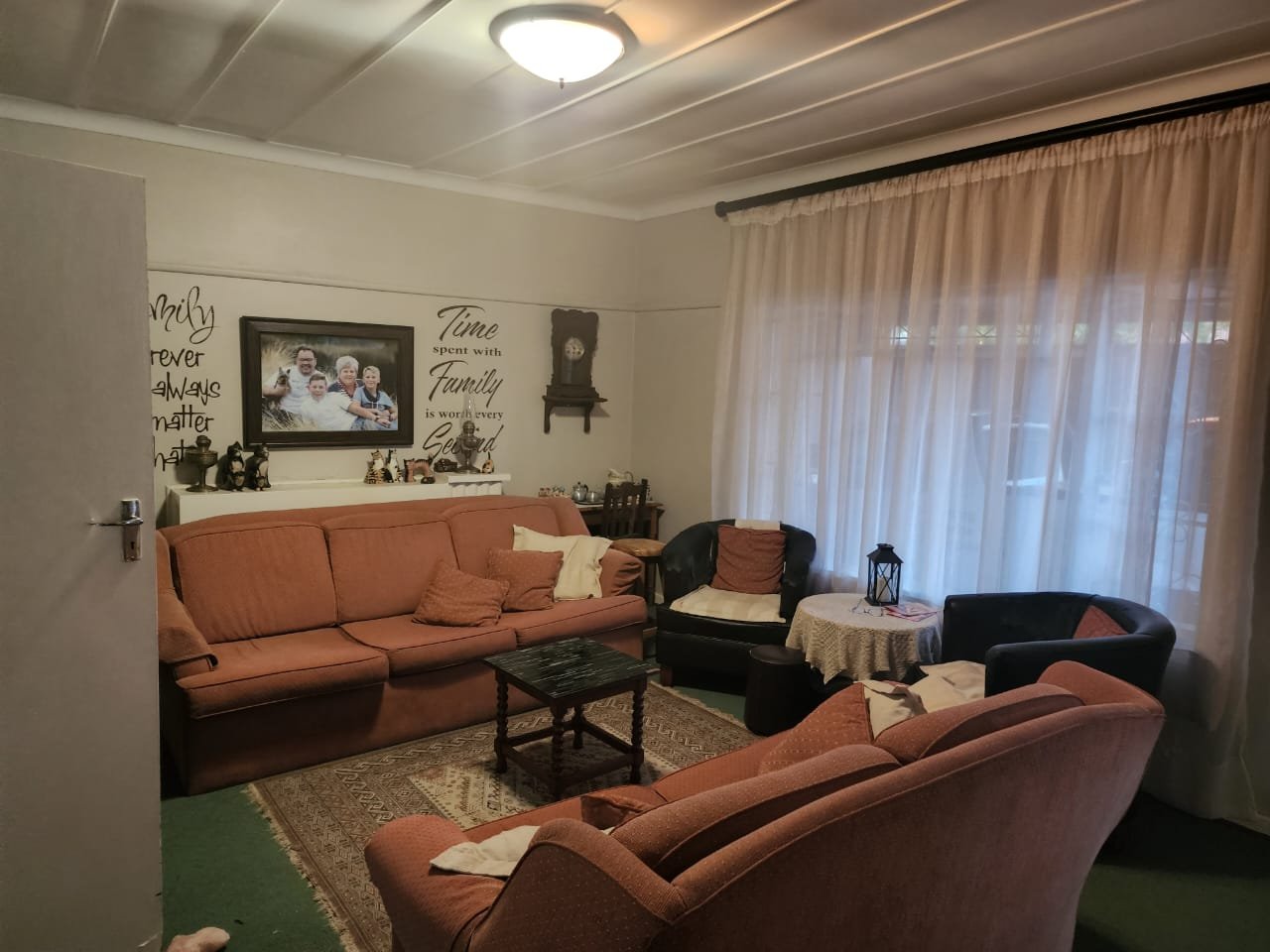 Location! 4 bedroom family house photo 2