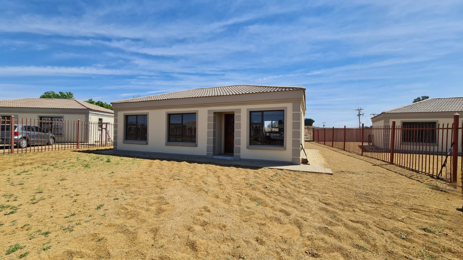Classic Tuscan roof-style full title 2 or 3 bedroom home directly from the developer