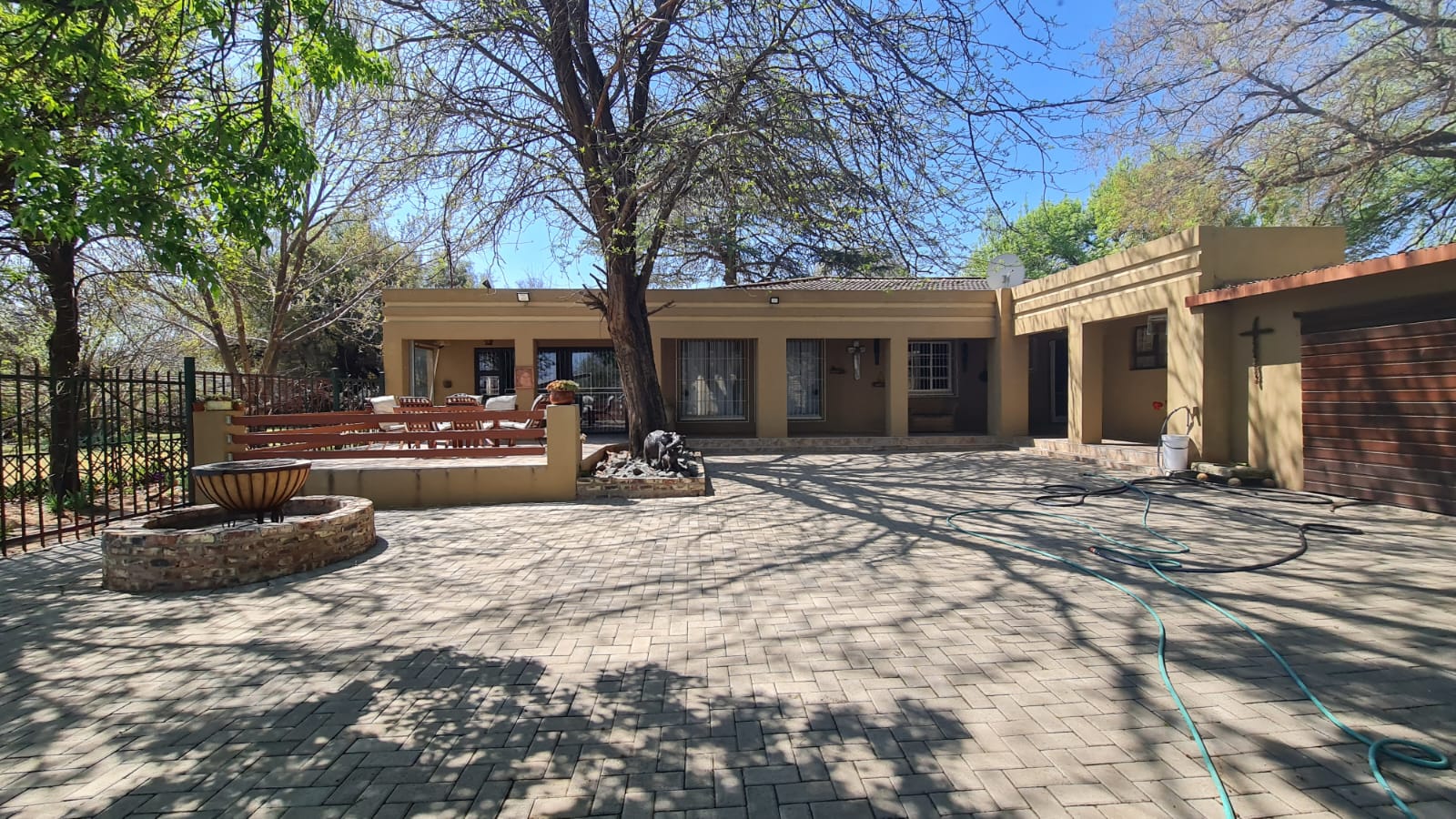 CLOSE TO TOWN!  SOLAR SYSTEM  AND  BEAUTIFUL KITCHEN .. photo 5
