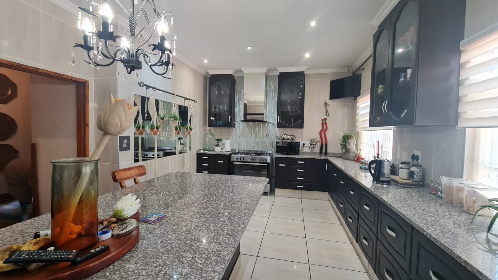 CLOSE TO TOWN!  SOLAR SYSTEM  AND  BEAUTIFUL KITCHEN .. photo 2