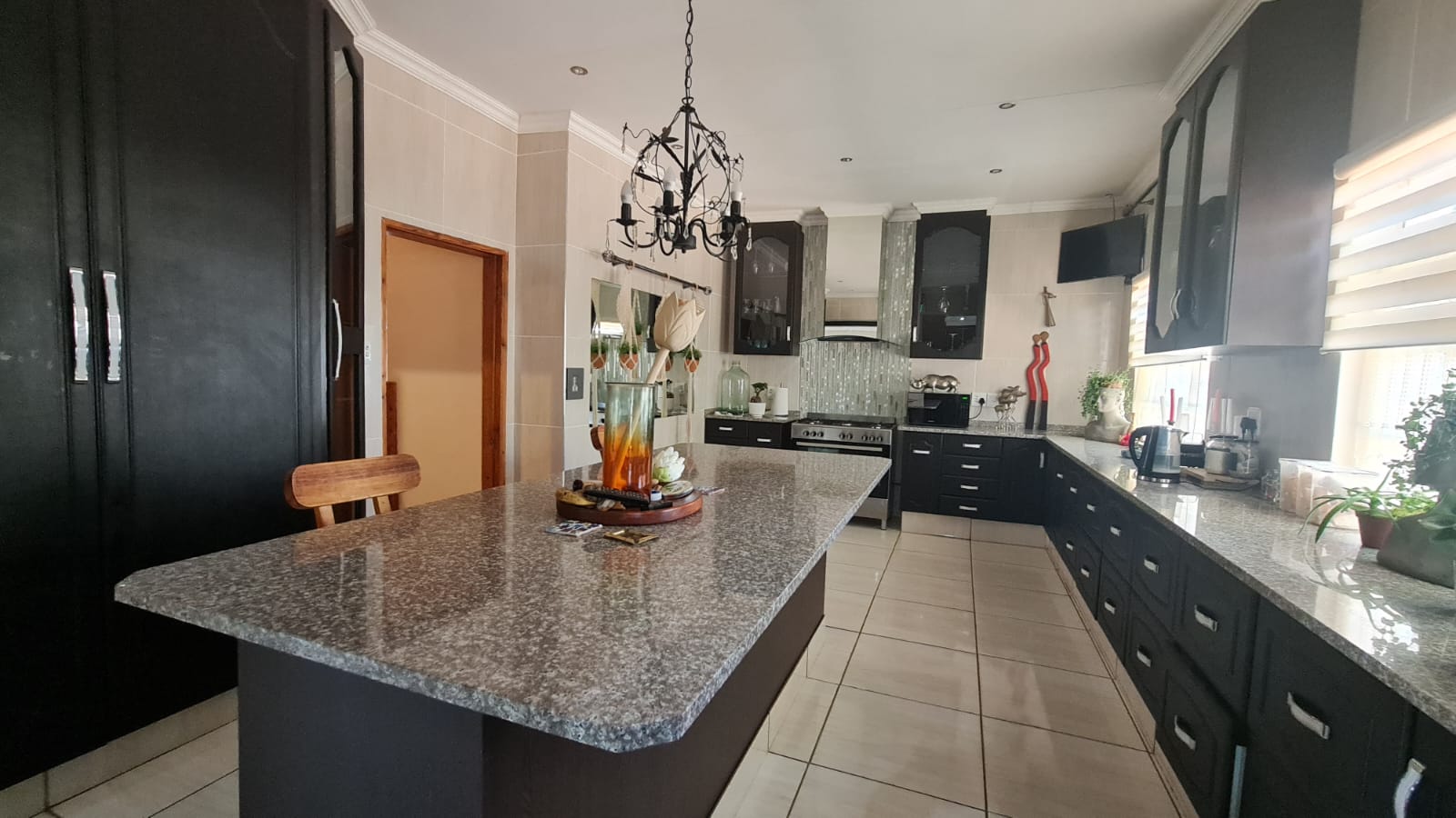 CLOSE TO TOWN! SOLAR SYSTEM AND BEAUTIFUL KITCHEN ..