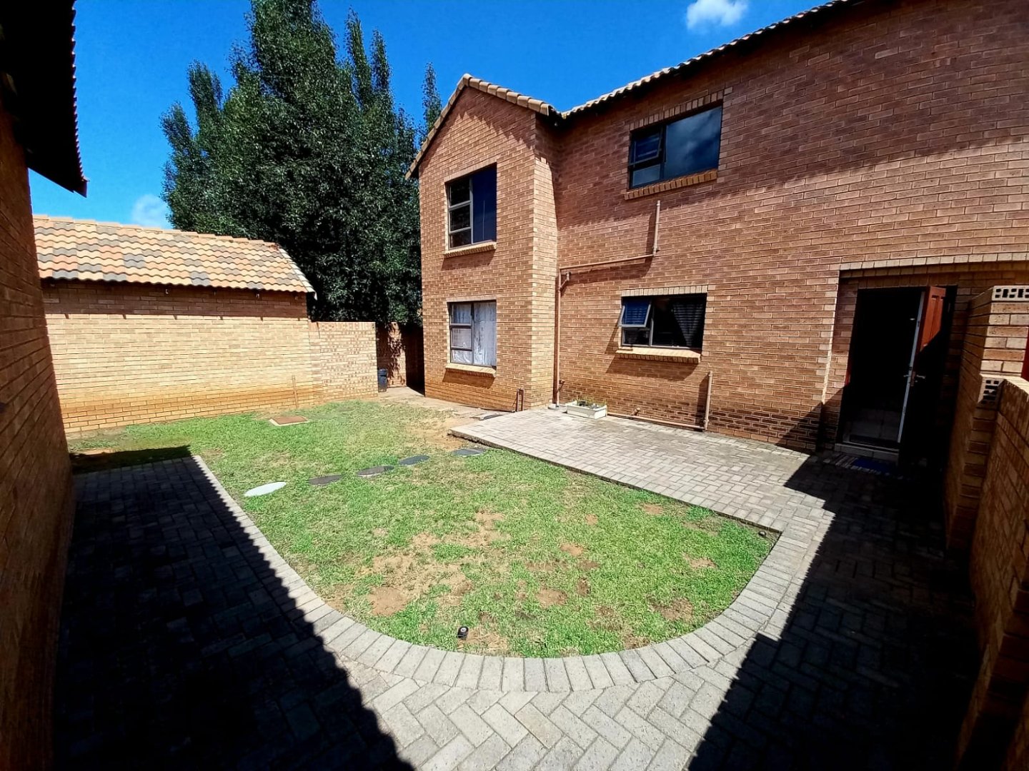 2 Bedroom 2 Bathroom Townhouse for sale photo 2