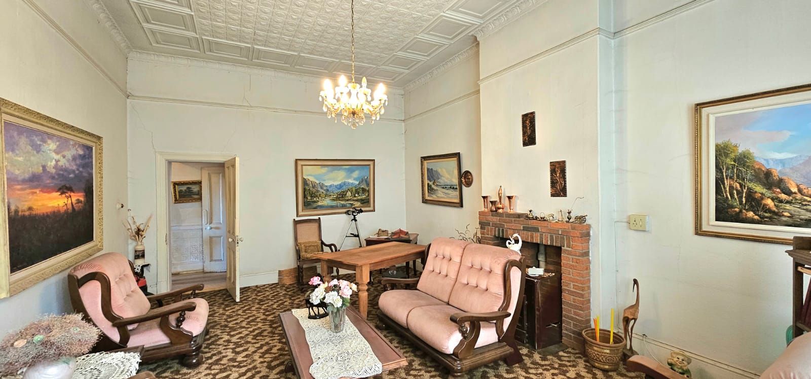  Grand old Mansion with 4 bedrooms plus 9 outside rooms to rent out photo 3