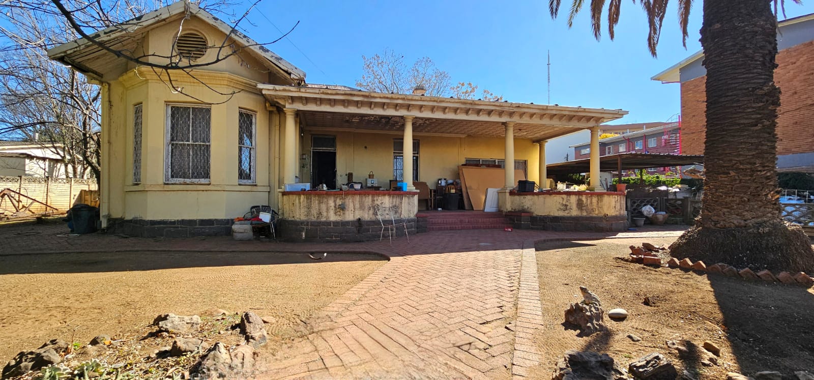 Grand old Mansion with 4 bedrooms plus 9 outside rooms to rent out