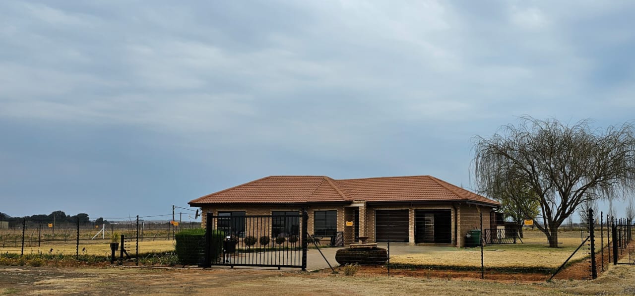 Smallholding with Dual Houses plus 2 log houses and Abundant Amenities