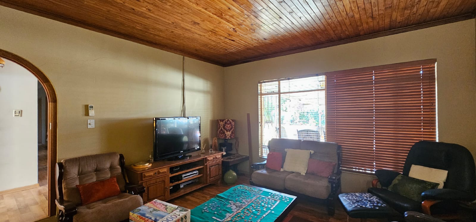 Elegant Living. Light Face Brick House. Sole Mandate photo 4
