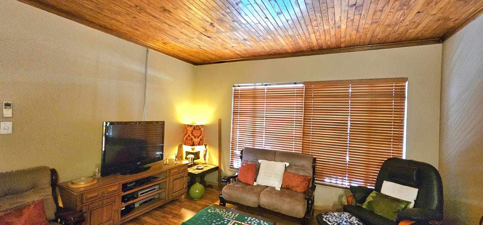 Elegant Living. Light Face Brick House. Sole Mandate photo 5