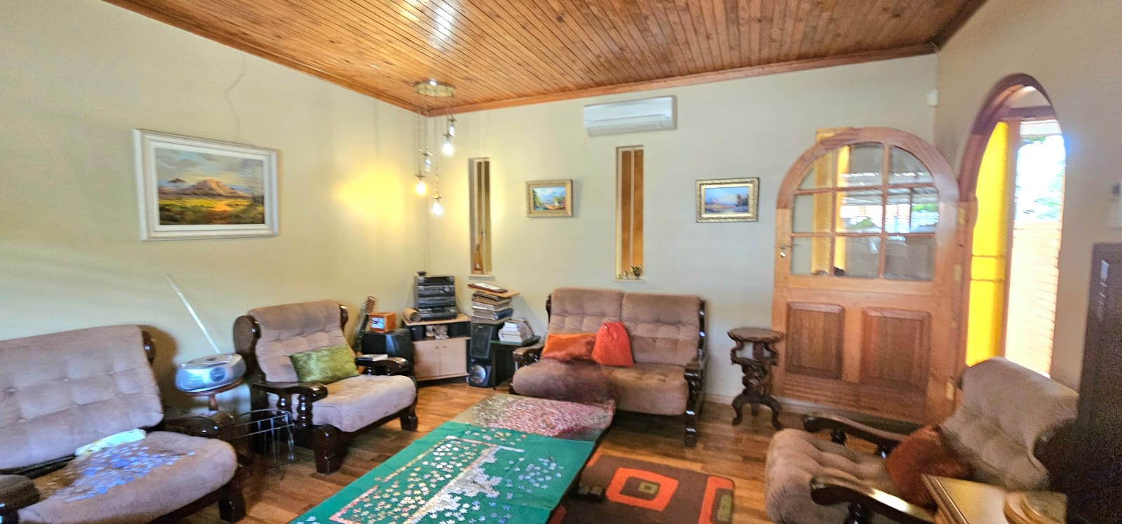 Elegant Living. Light Face Brick House. Sole Mandate photo 3