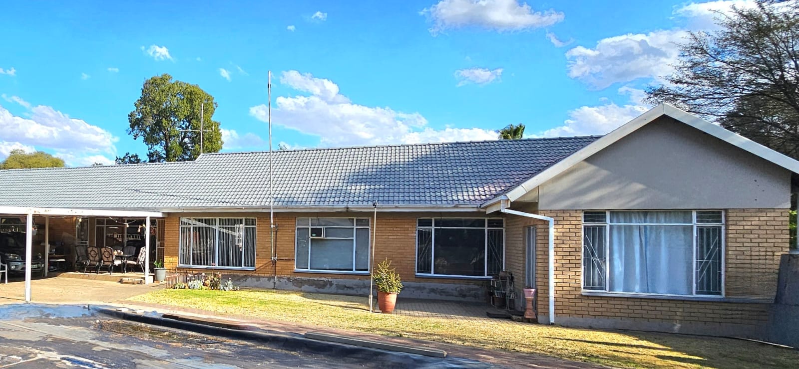 Elegant Living. Light Face Brick House. Sole Mandate