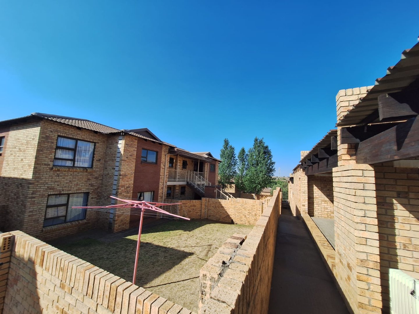 Morden Townhouse in the North  photo 3