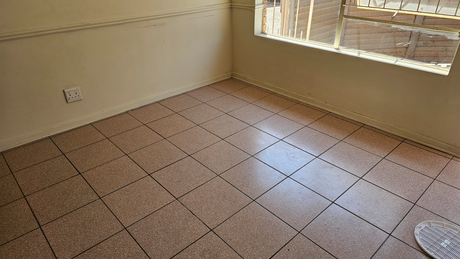 Excellent investment! Private! Pet-friendly! Low maintenance! photo 3