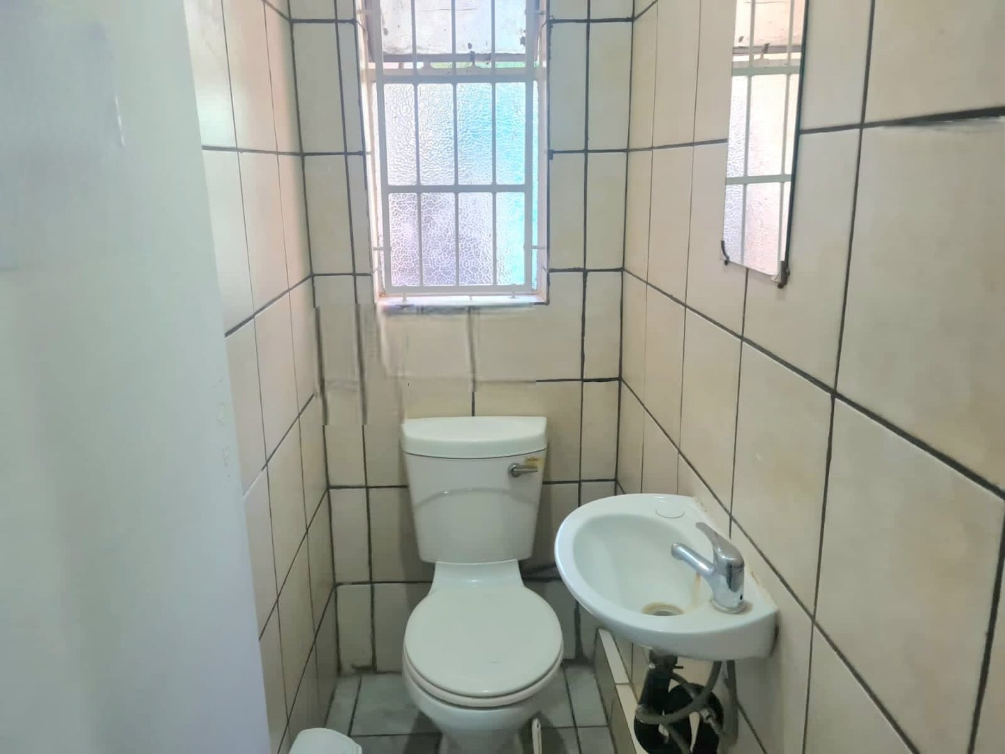 23 Renovated Bedroom NSFAS approved Student House with remarkable return on investment photo 4