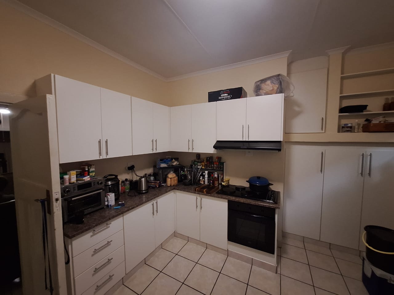 Spacious 3-Bedroom Haven with Detached Flatlet and Massive Garage photo 4
