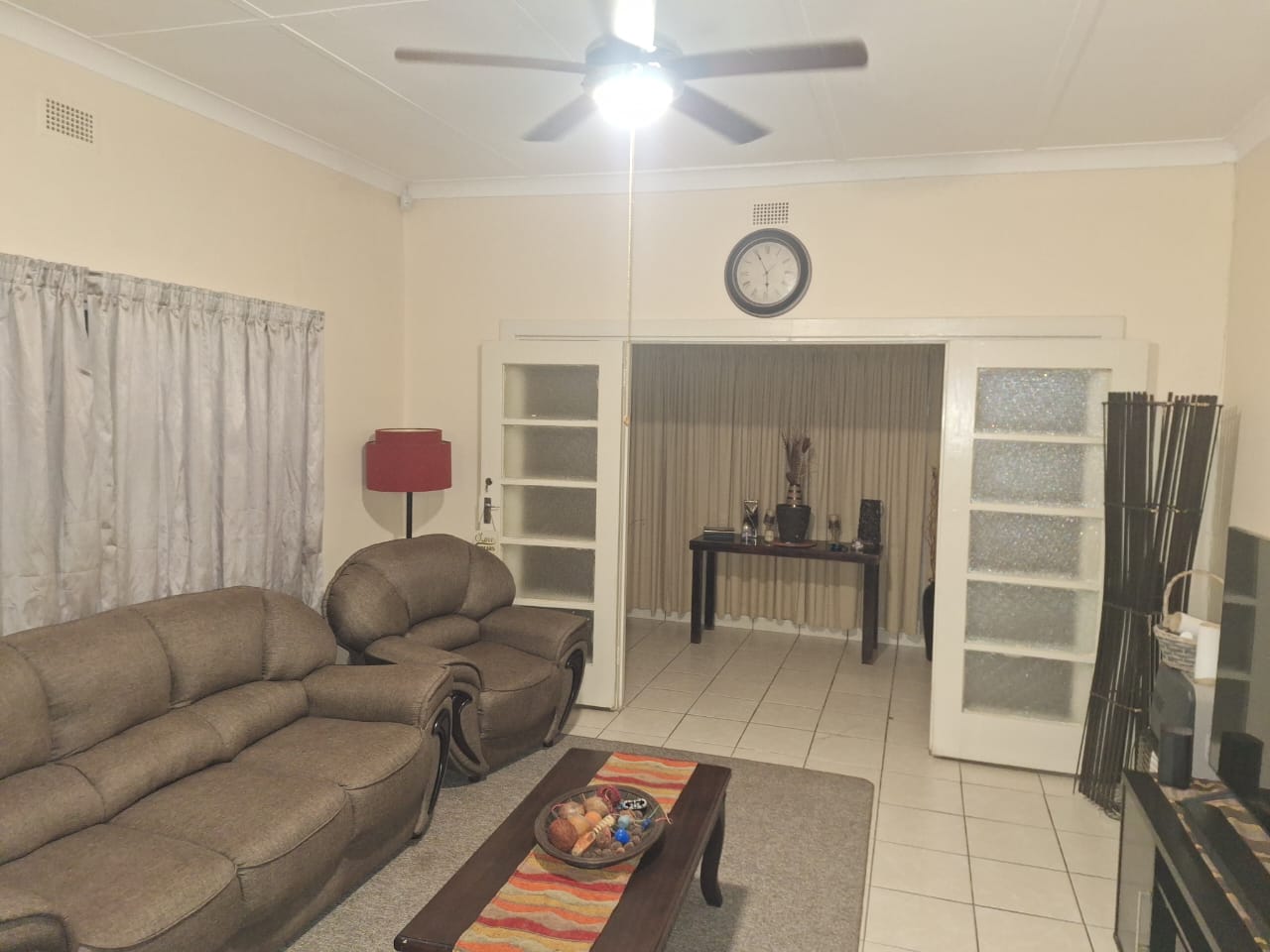 Spacious 3-Bedroom Haven with Detached Flatlet and Massive Garage photo 2