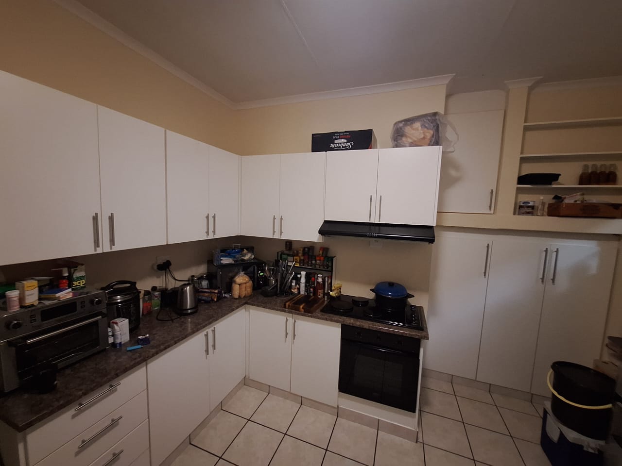 Spacious 3-Bedroom Haven with Detached Flatlet and Massive Garage photo 5