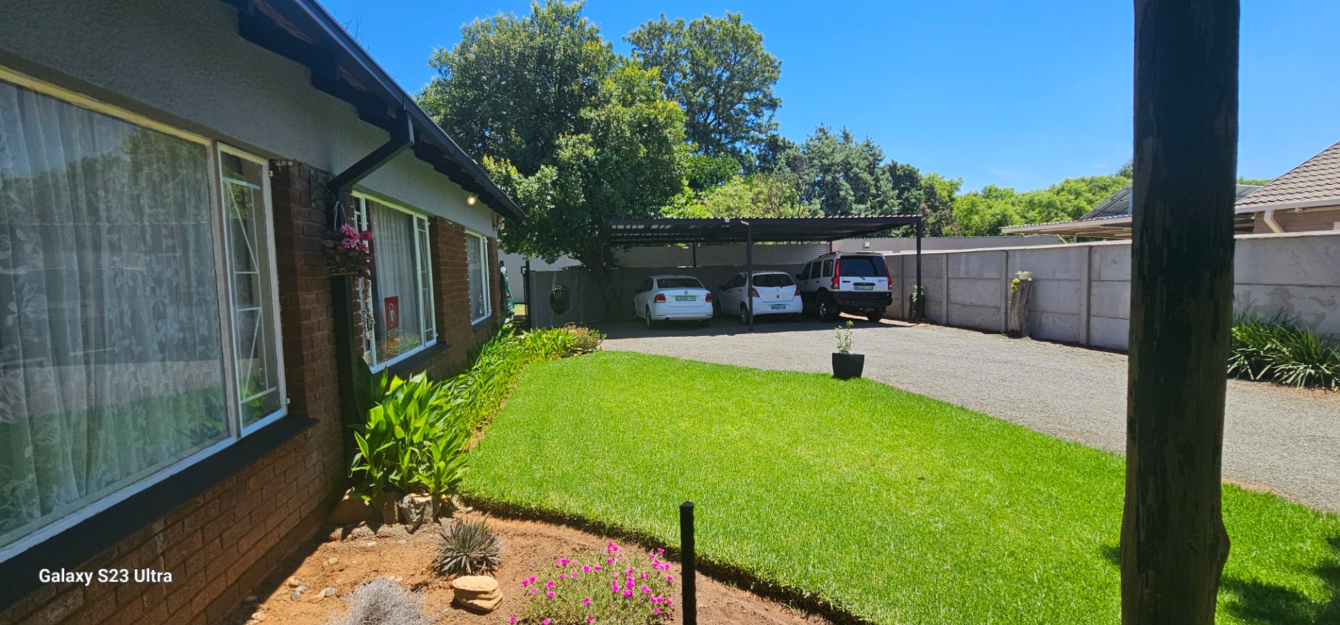 Upgraded 4 bedroom family home with huge workshop and 2 flats. Extremely neat! Upper part of Universitas  photo 4