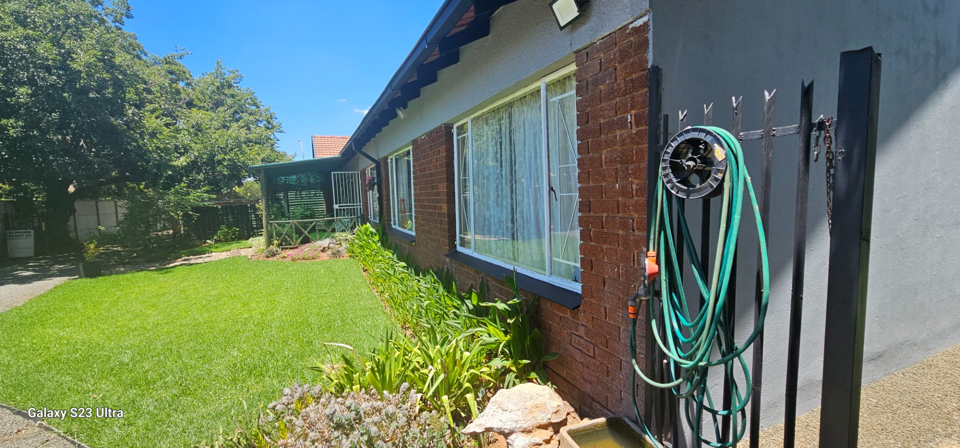 Upgraded 4 bedroom family home with huge workshop and 2 flats. Extremely neat! Upper part of Universitas  photo 2