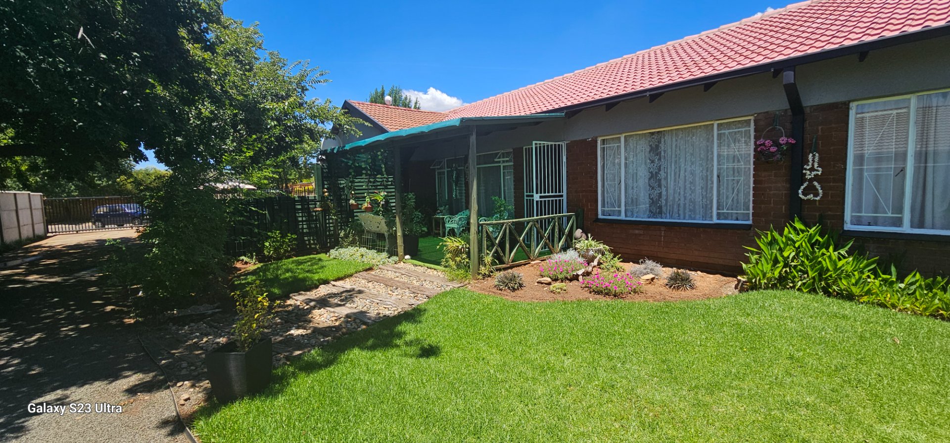 Upgraded 4 bedroom family home with huge workshop and 2 flats. Extremely neat! Upper part of Universitas
