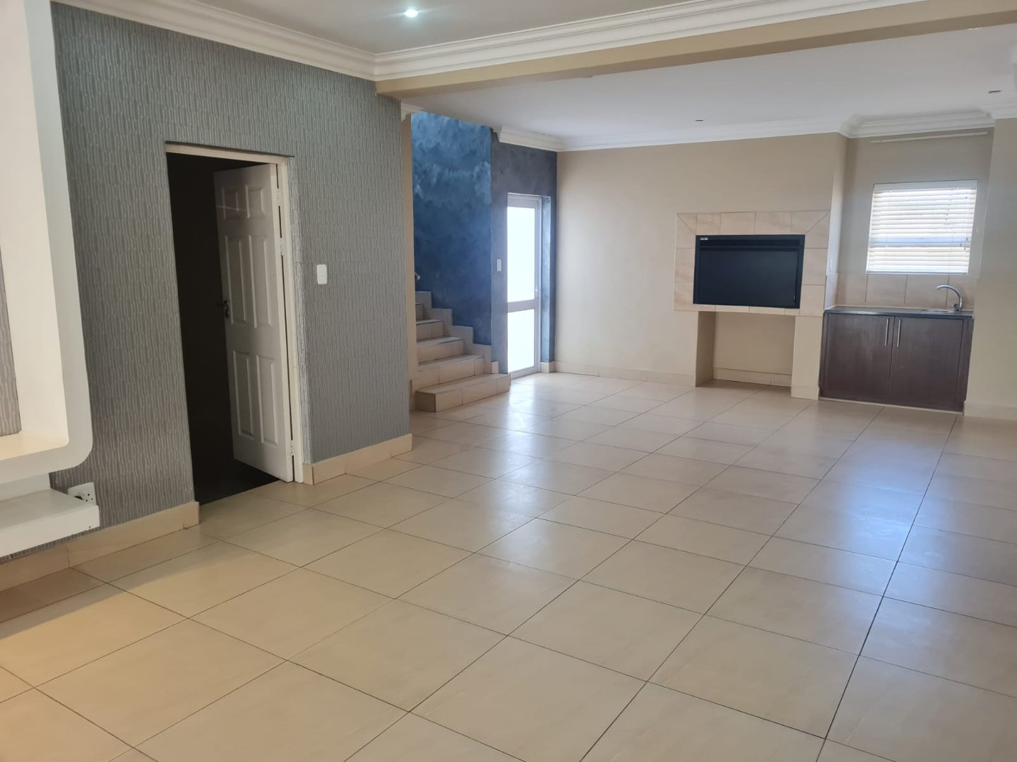 MODERN LUXURY TOWNHOUSE FOR SALE – SPACIOUS AND SECURE photo 5