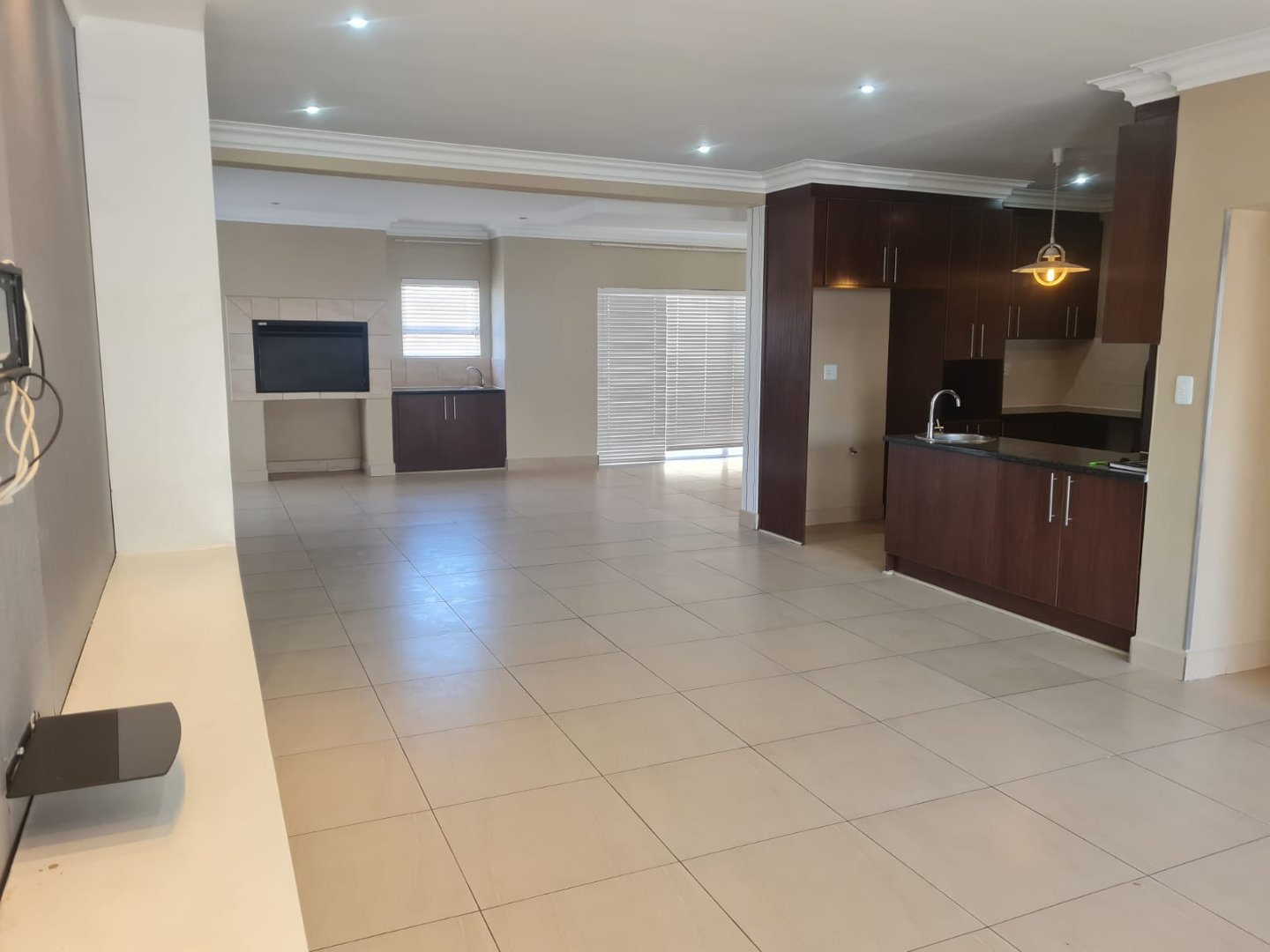 MODERN LUXURY TOWNHOUSE FOR SALE – SPACIOUS AND SECURE photo 3