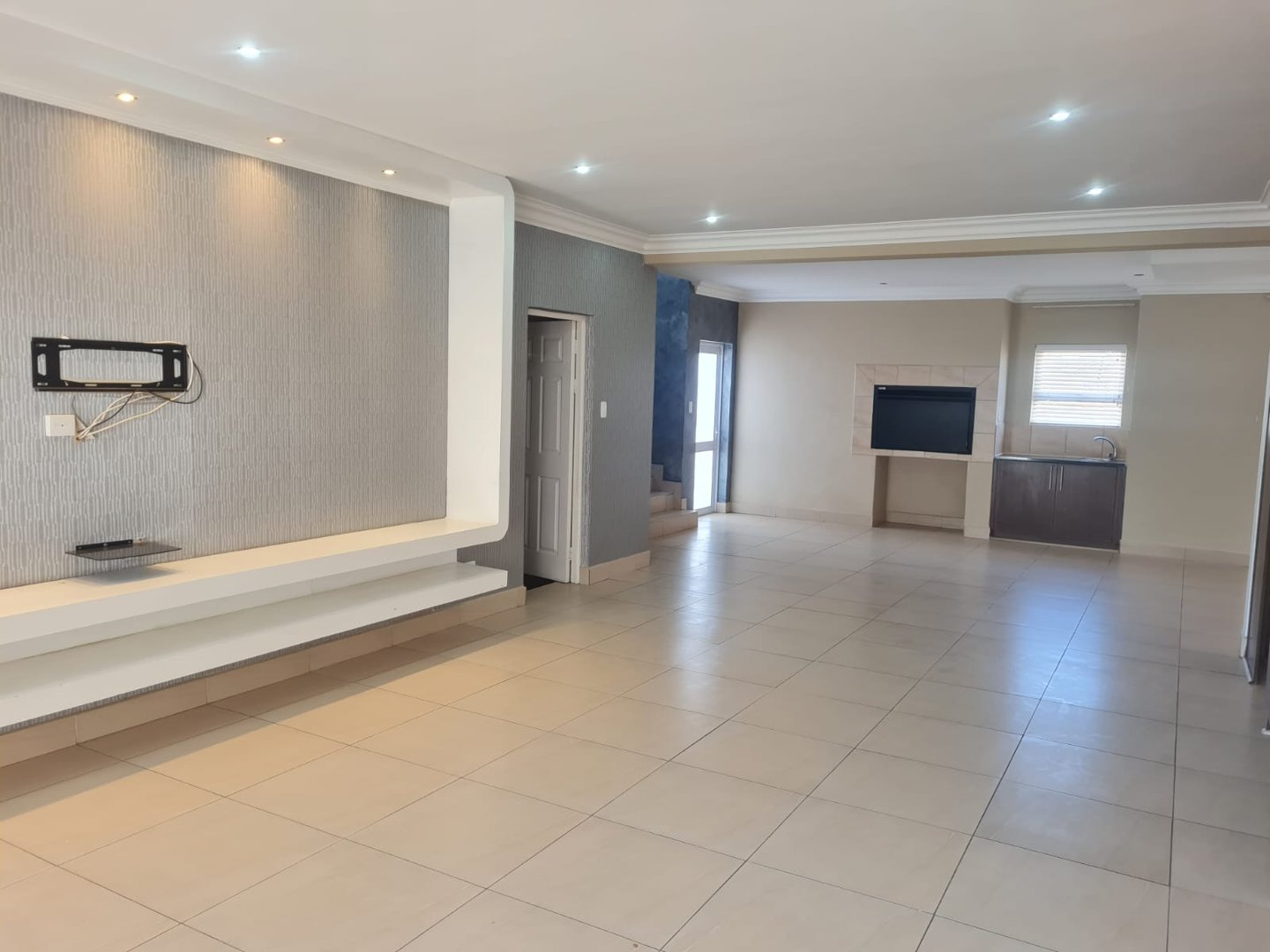 MODERN LUXURY TOWNHOUSE FOR SALE – SPACIOUS AND SECURE photo 2