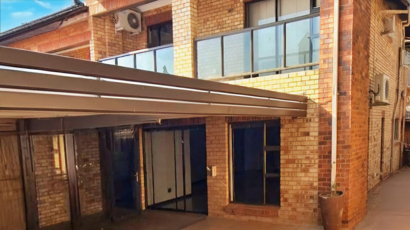 MODERN LOW MAINTENANCE DOUBLE STOREY DUET IN LANGENHOVEN PARK photo 3