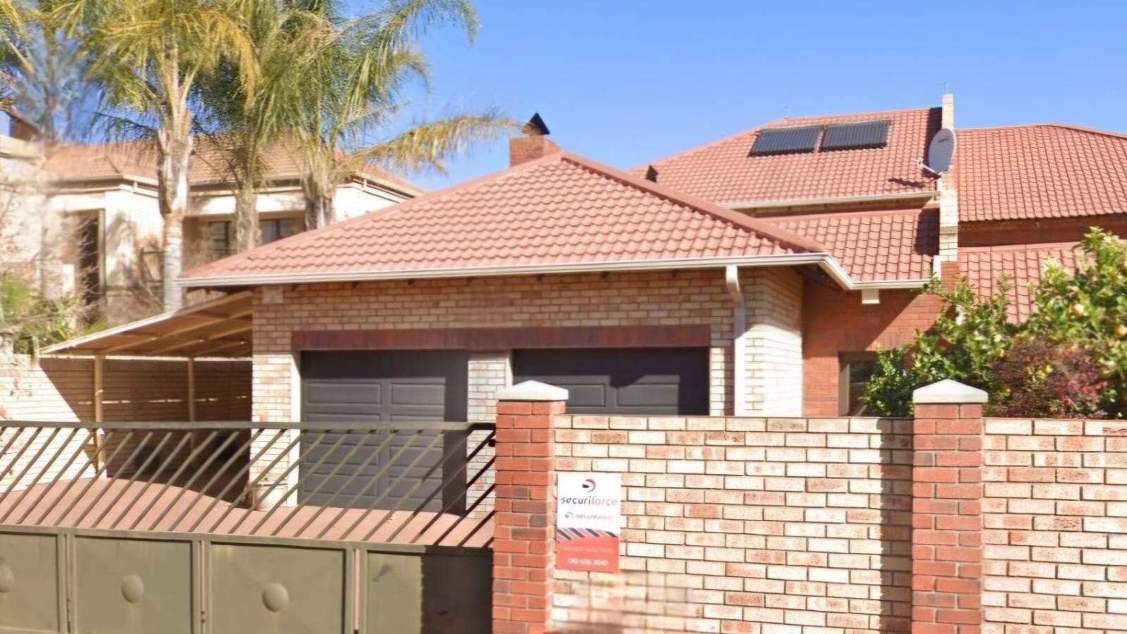 MODERN LOW MAINTENANCE DOUBLE STOREY DUET IN LANGENHOVEN PARK photo 2