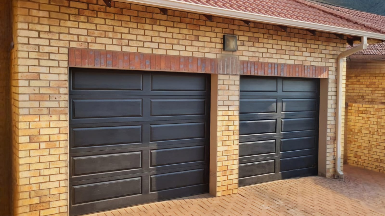 MODERN LOW MAINTENANCE DOUBLE STOREY DUET IN LANGENHOVEN PARK photo 4