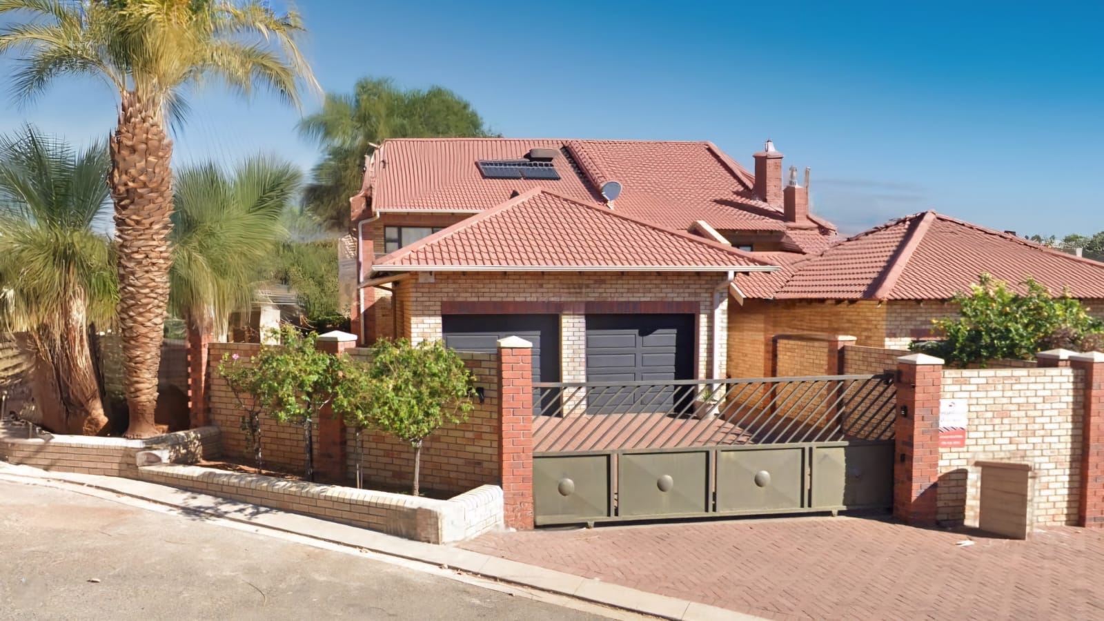 MODERN LOW MAINTENANCE DOUBLE STOREY DUET IN LANGENHOVEN PARK