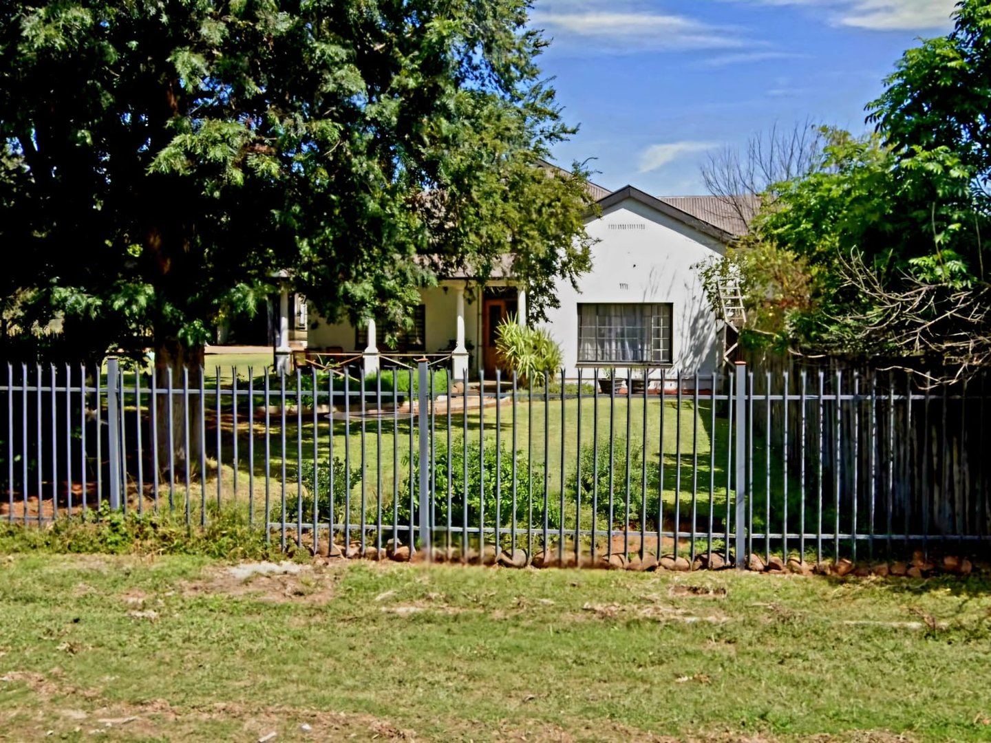 SPACIOUS FAMILY HOME WITH FLAT AND GREAT INVESTMENT POTENTIAL IN BOSHOFF