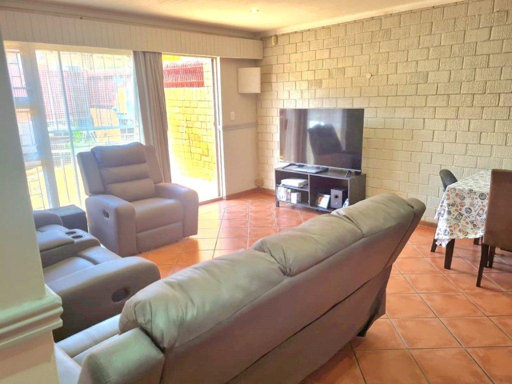SPACIOUS 4-BEDROOM TOWNHOUSE – LOW MAINTENANCE & PRIME LOCATION