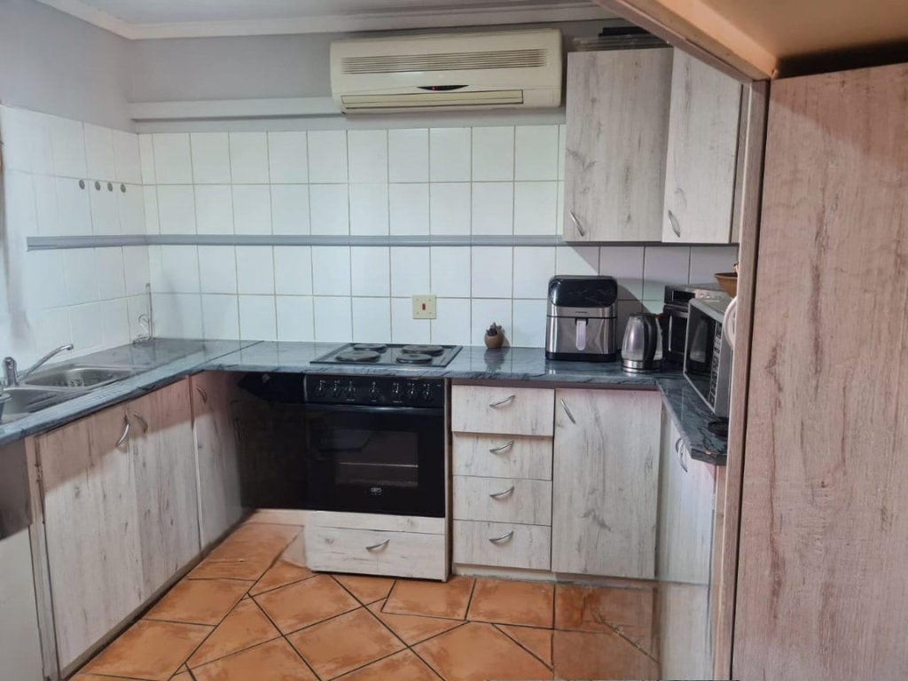 SPACIOUS 4-BEDROOM TOWNHOUSE – LOW MAINTENANCE & PRIME LOCATION photo 4