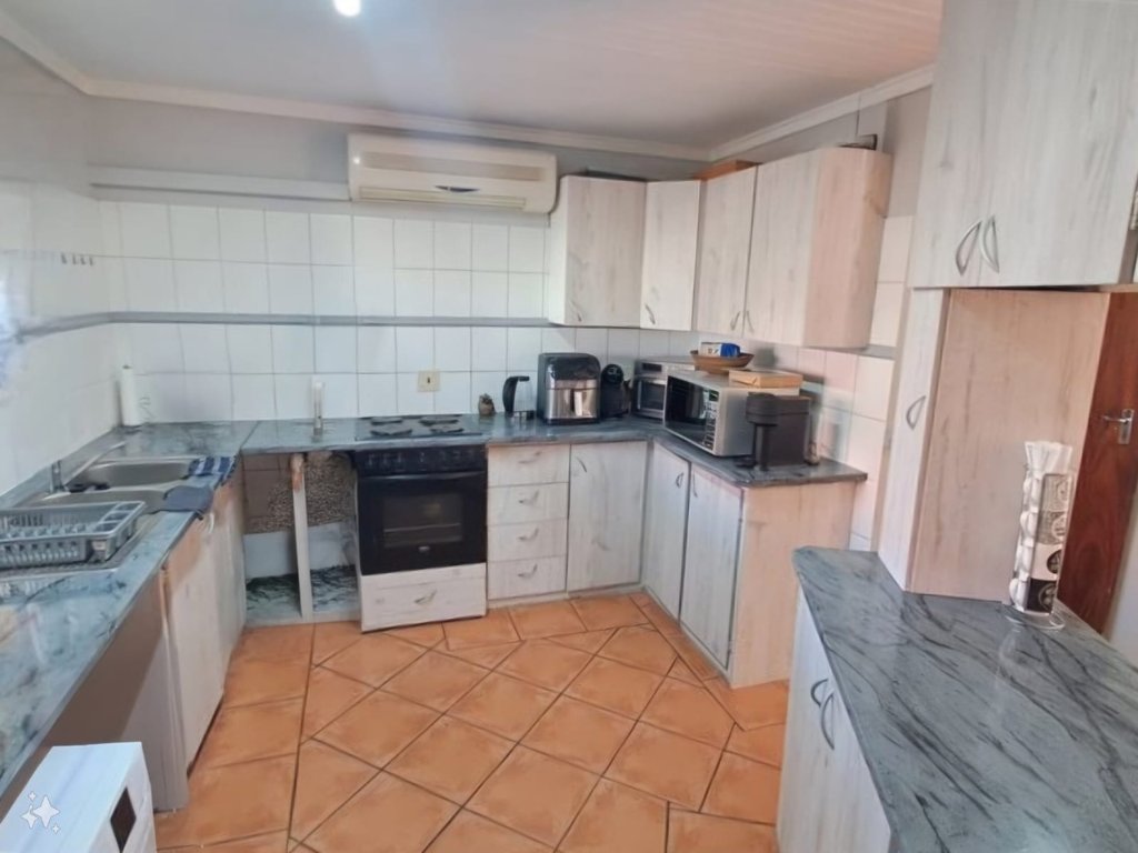 SPACIOUS 4-BEDROOM TOWNHOUSE – LOW MAINTENANCE & PRIME LOCATION photo 2