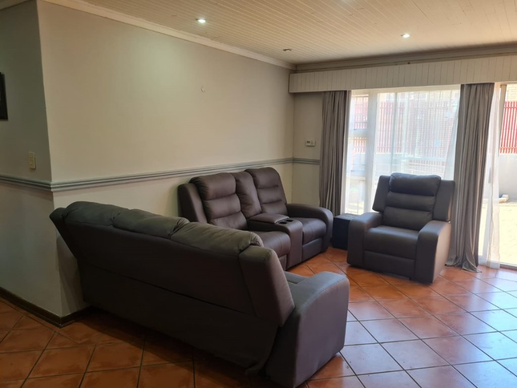 SPACIOUS 4-BEDROOM TOWNHOUSE – LOW MAINTENANCE & PRIME LOCATION photo 3