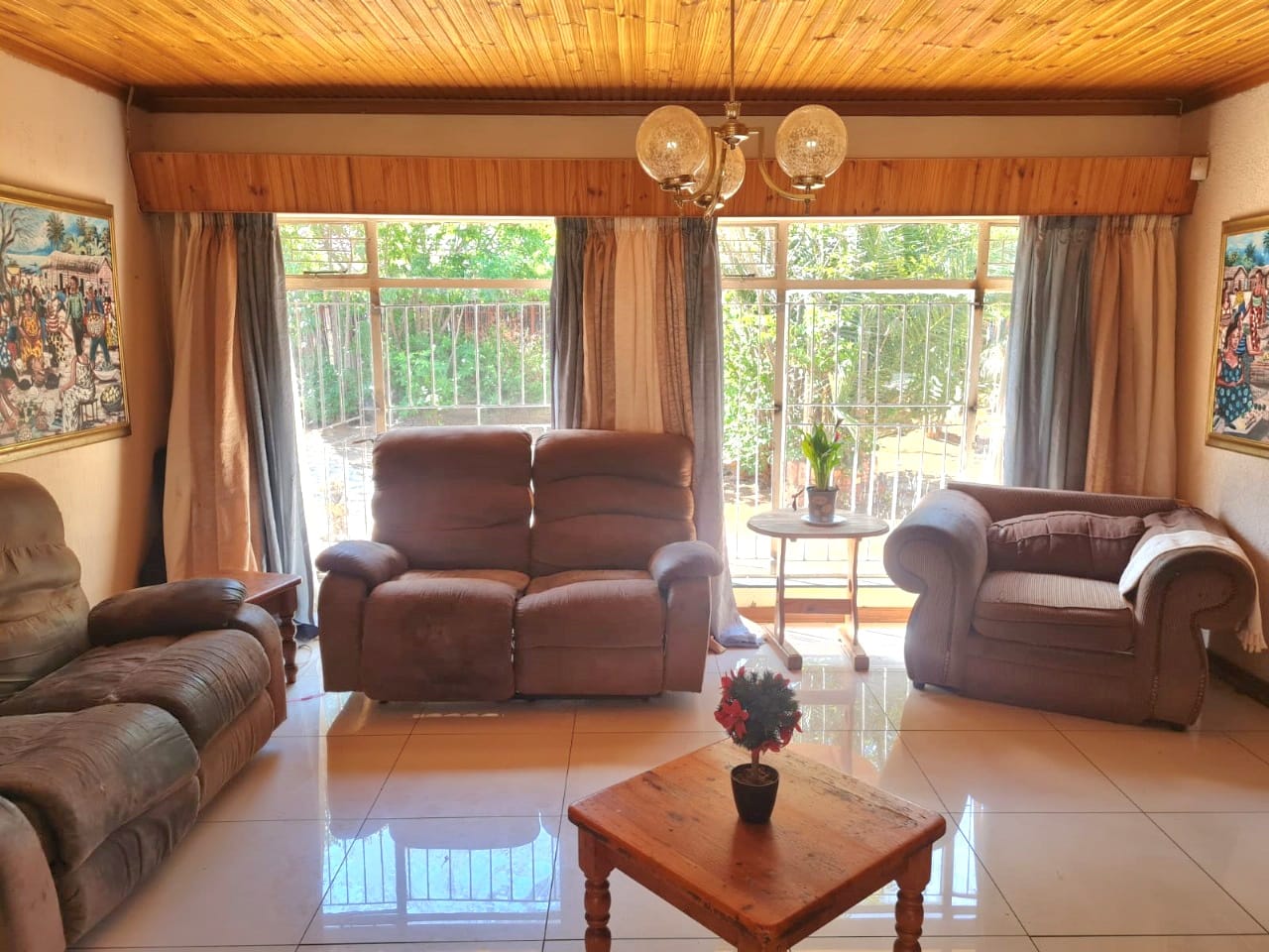 SPACIOUS 3-BEDROOM HOME WITH DOUBLE GARAGE AND POTENTIAL TO DIVIDE ERF IN TWO