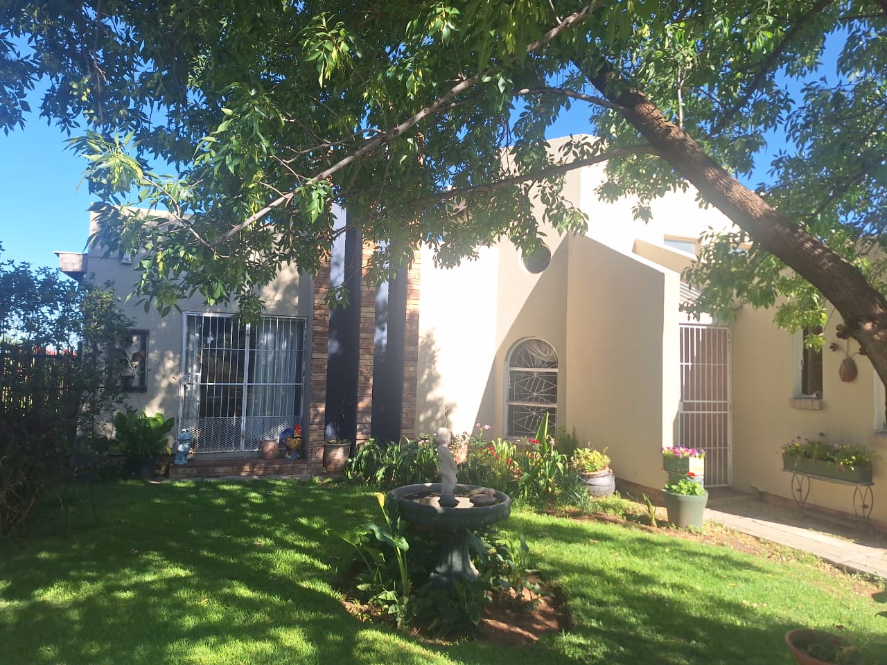 LARGE SMALLHOLDING WITH SPACIOUS HOUSE AND EXCEPTIONAL AMENITIES