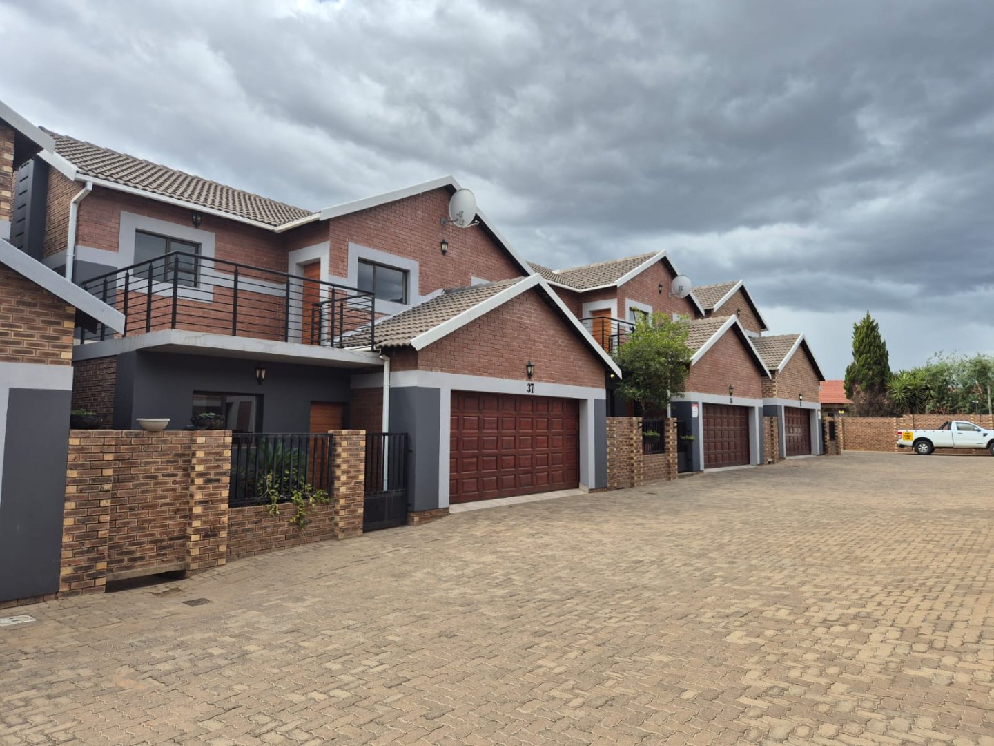 MODERN 3-BEDROOM TOWNHOUSE FOR SALE IN HEUWELSIG – SECURE & LOW-MAINTENANCE LIVING