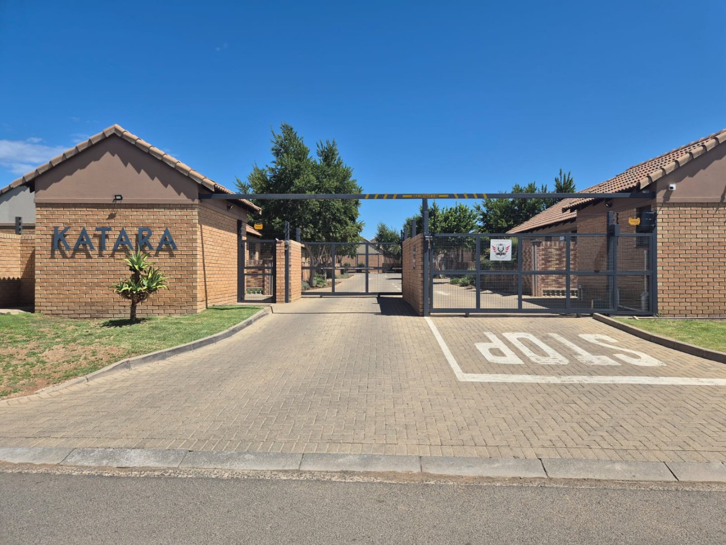 Free Standing Upmarket and Stylish  -   Apart Standing House In Security Complex. 