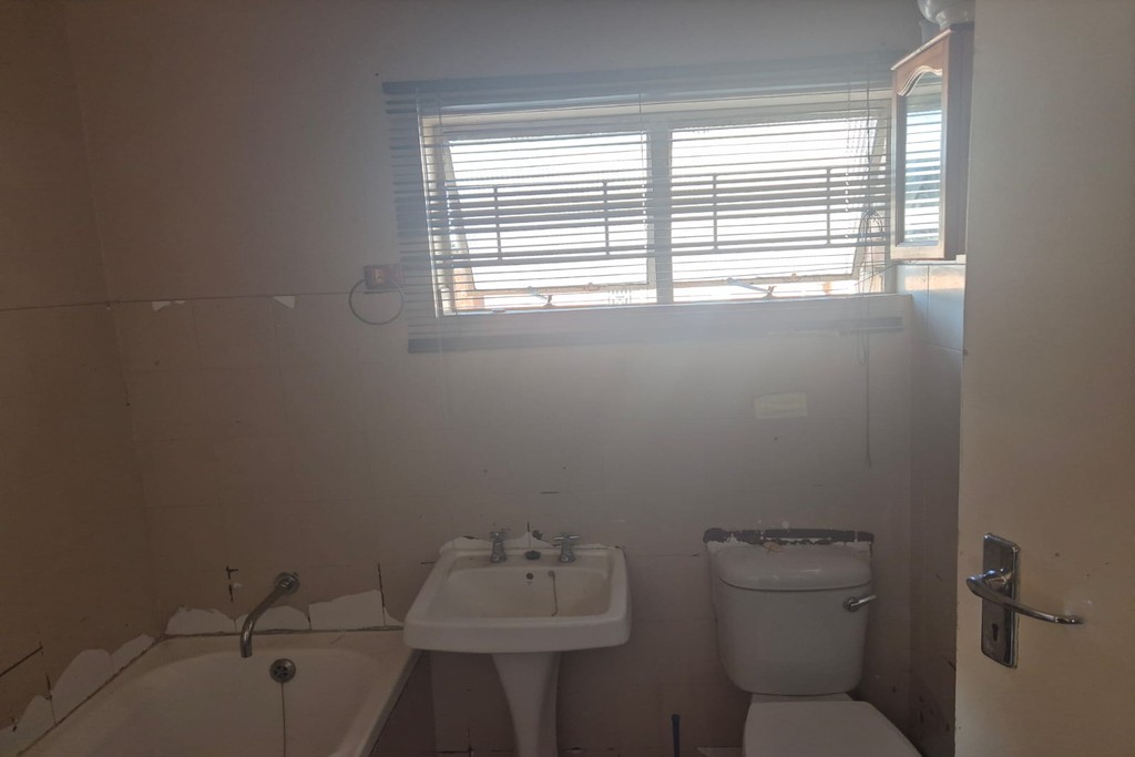 PRIME 4-BEDROOM  WITH SOLAR BACKUP IN WILLOWS photo 5