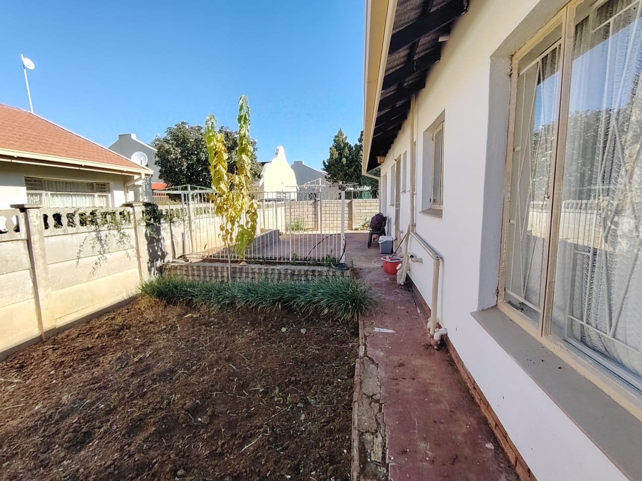 Spacious 3 Bedroom Townhouse for sale in Uitsig photo 2