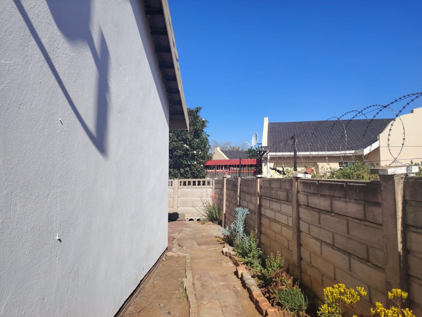Spacious 3 Bedroom Townhouse for sale in Uitsig photo 3
