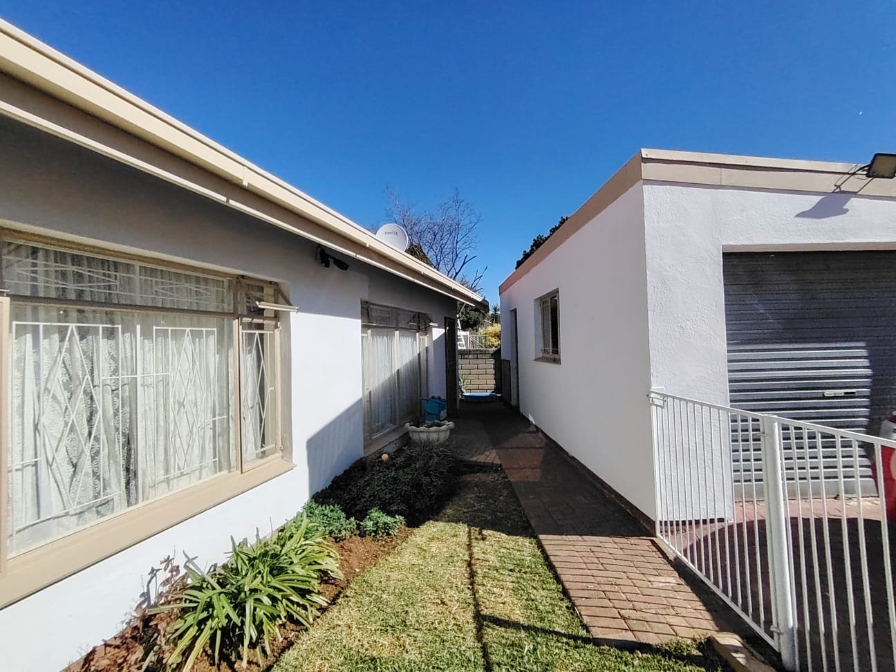 Spacious 3 Bedroom Townhouse for sale in Uitsig photo 5