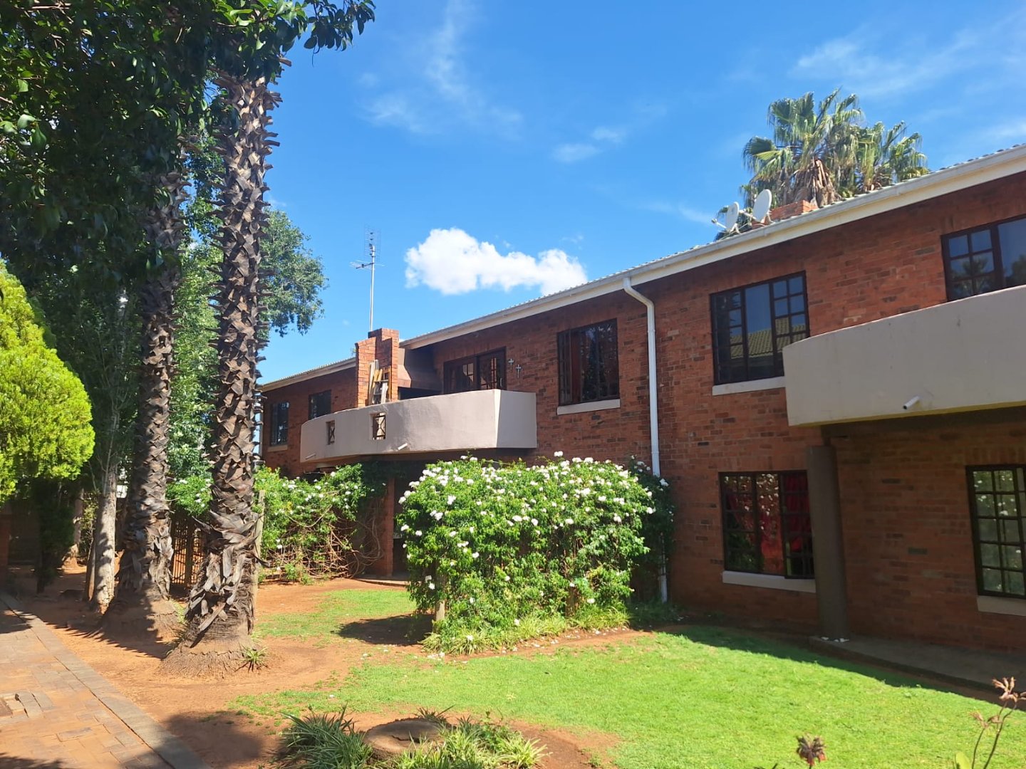 Modern, ground-floor 3-BEDROOM Townhouse in LHP photo 2