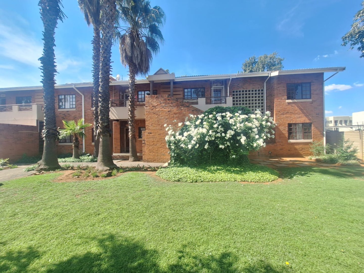 Modern, ground-floor 3-BEDROOM Townhouse in LHP photo 4