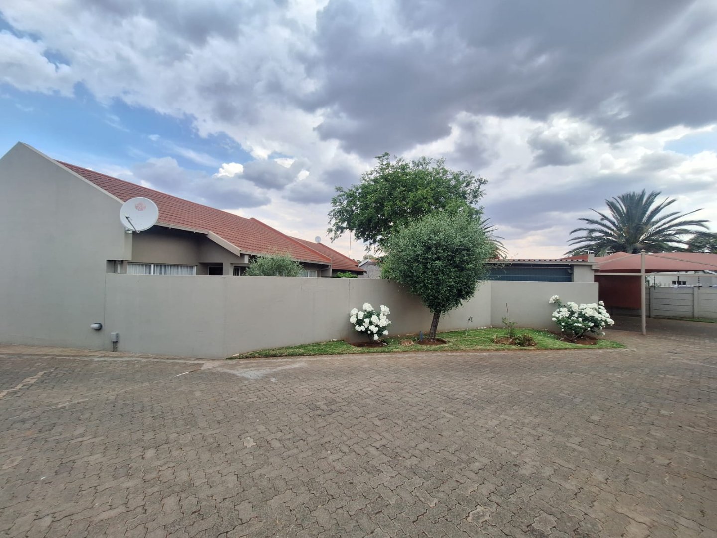 3 Bedrooms Townhouse for sale in Langenhovenpark.