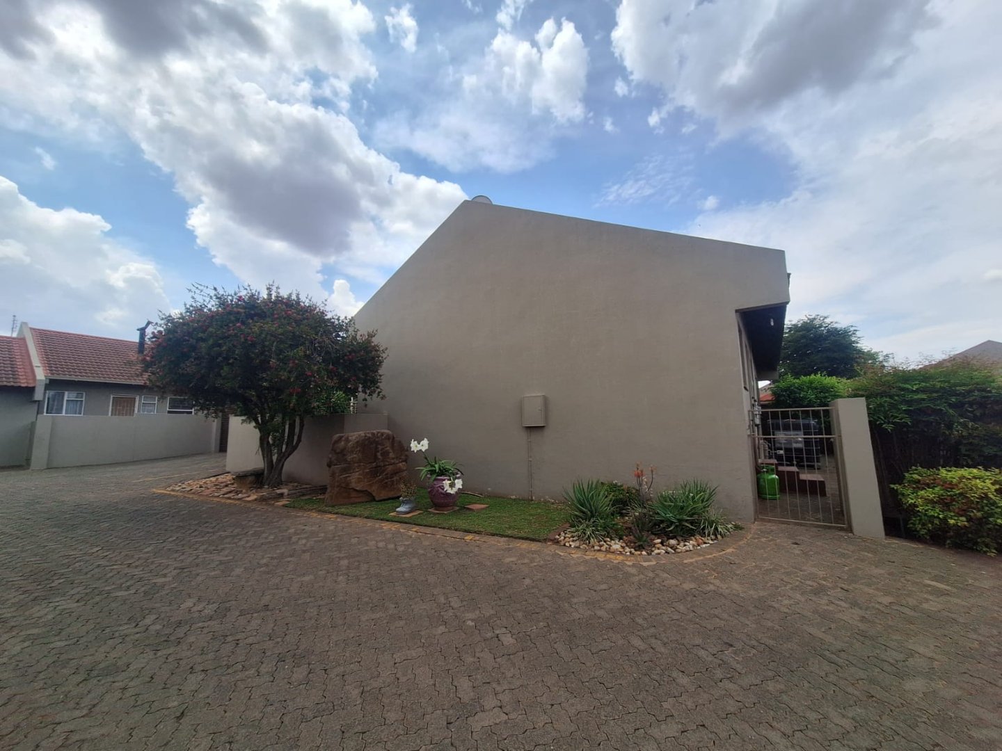 3 Bedrooms Townhouse for sale in Langenhovenpark. photo 2